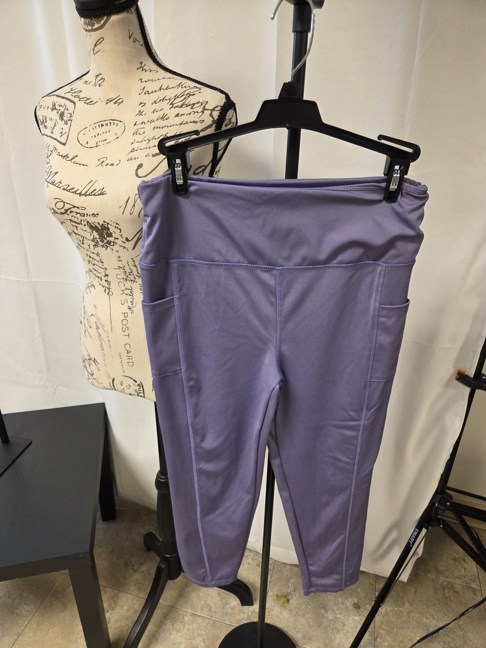 High-Rise Lavender Capri Leggings with Side Pockets
